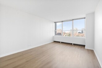 655 W Irving Park Rd, Unit 1114 in Chicago, IL - Foto de edificio - Building Photo