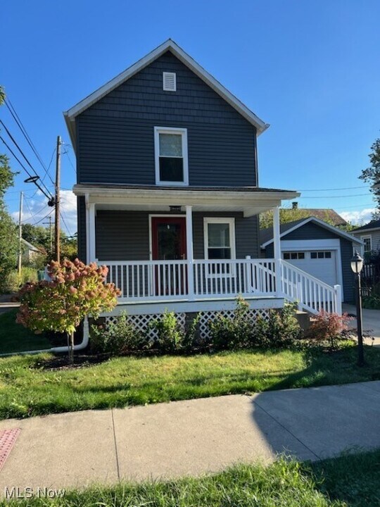 114 E 11th St in Dover, OH - Building Photo