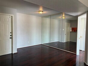 2822 S Bartell Dr in Houston, TX - Building Photo - Building Photo