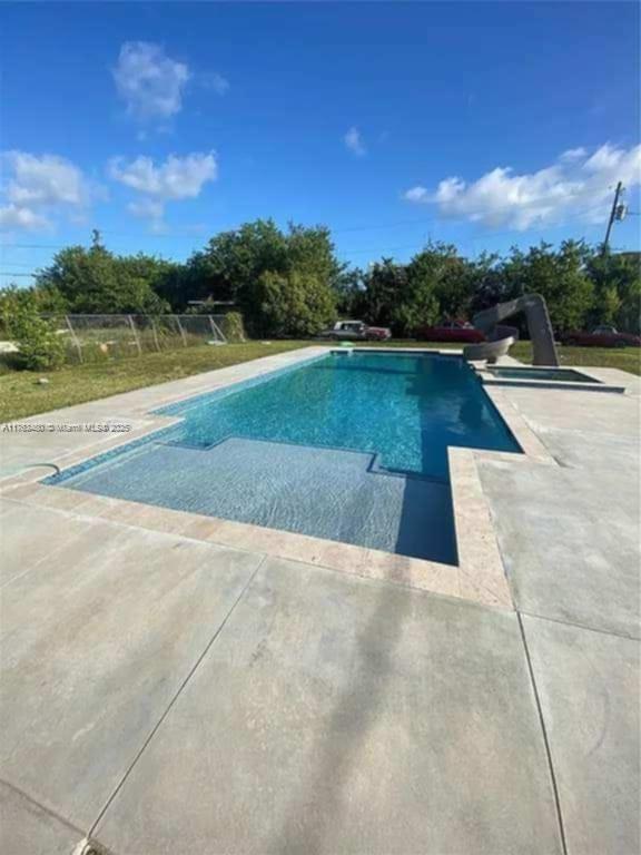 946 NW 8th St in Florida City, FL - Foto de edificio - Building Photo