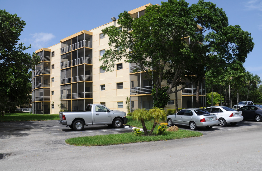 Oaks Condominiums in Hollywood, FL - Building Photo