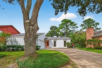 2042 Hilton Head Dr in Missouri City, TX - Building Photo - Building Photo