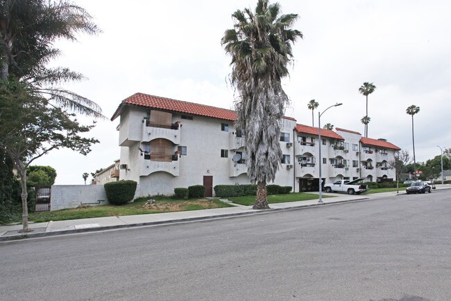 16808 Sherman Way in Van Nuys, CA - Foto de edificio - Building Photo