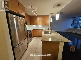 7362 Elmbridge Way in Richmond, BC - Building Photo