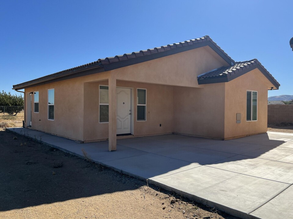 40716 30th St E in Palmdale, CA - Foto de edificio