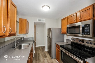 7024 Greenview Cir S in Fort Worth, TX - Foto de edificio - Building Photo