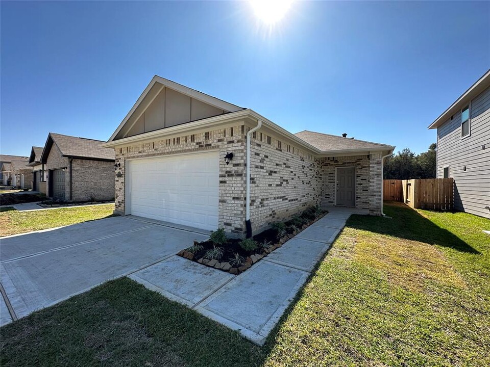 16544 Moss Ln in Porter, TX - Building Photo