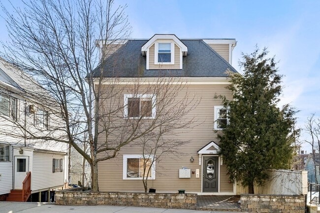 210 Summer St, Unit 3