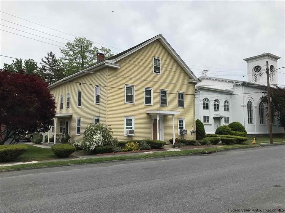 11 1st St in Saugerties, NY - Building Photo