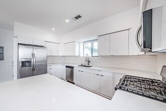 705 N Benton Way, Unit 705 in Los Angeles, CA - Building Photo - Building Photo