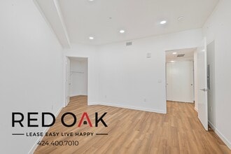 1860 N Western Ave, Unit 213 in Los Angeles, CA - Building Photo - Building Photo