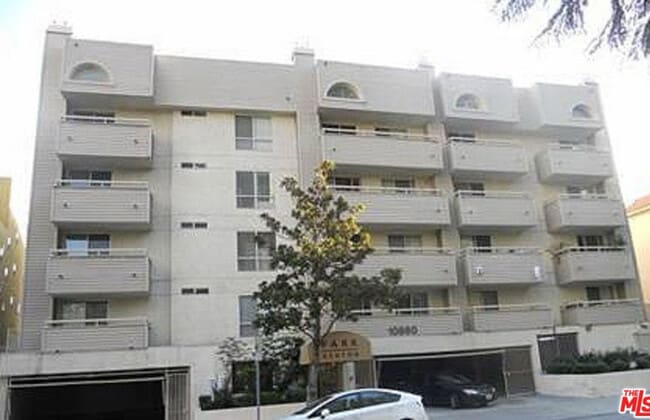 10960 Ashton Ave, Unit 401 in Los Angeles, CA - Building Photo - Building Photo