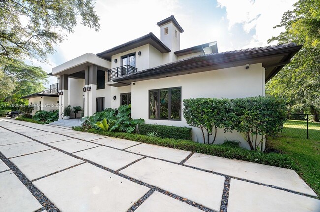 11200 SW 60th Ave in Pinecrest, FL - Building Photo - Building Photo