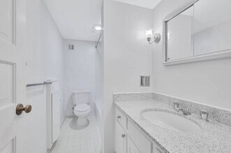 London Normandy House in Arlington, VA - Foto de edificio - Building Photo