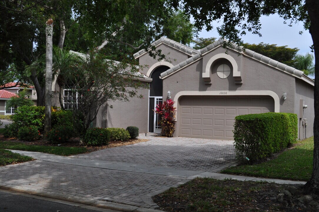 10036 Diamond Lake Rd in Boynton Beach, FL - Building Photo