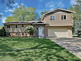 10402 102nd Pl N in Maple Grove, MN - Building Photo