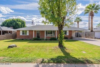 3615 E Clarendon Ave in Phoenix, AZ - Foto de edificio - Building Photo