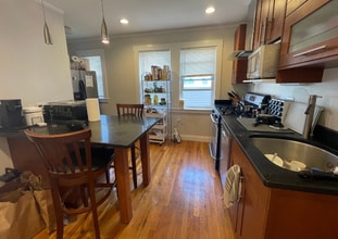 19 Frederick Ave, Unit 1 in Medford, MA - Foto de edificio - Building Photo