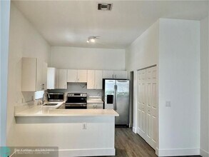 16220 Emerald Cove Rd in Weston, FL - Building Photo - Building Photo