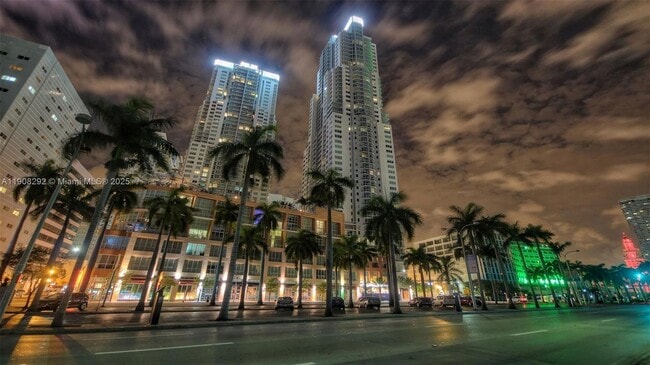 253 NE 2nd St, Unit 1601 in Miami, FL - Foto de edificio - Building Photo