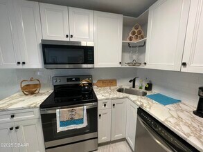 411 N Halifax Ave in Daytona Beach, FL - Building Photo - Building Photo