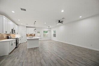 1071 St Clair St in Houston, TX - Foto de edificio - Building Photo