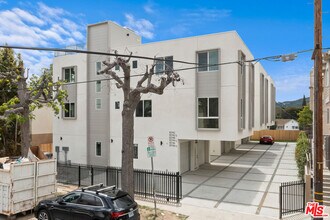 10742 Hortense St in Los Angeles, CA - Building Photo - Building Photo
