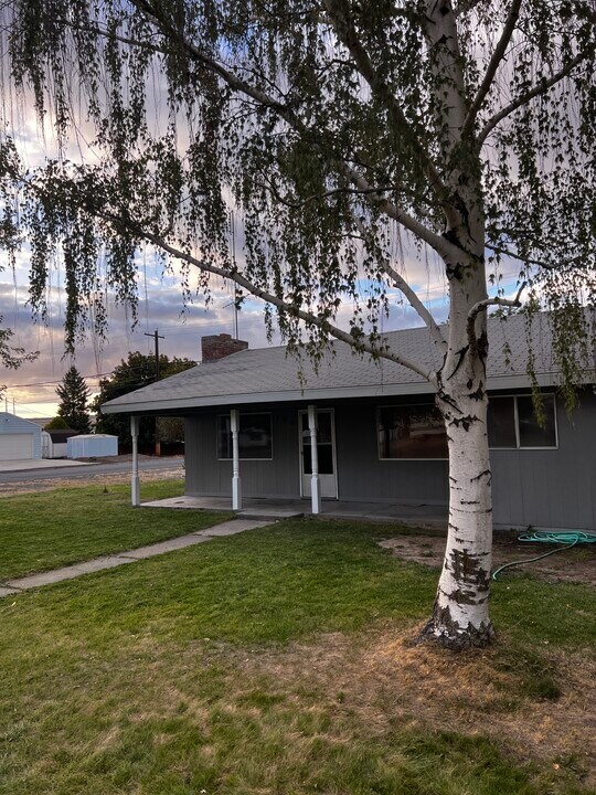 106 E Washington St in Coulee City, WA - Building Photo