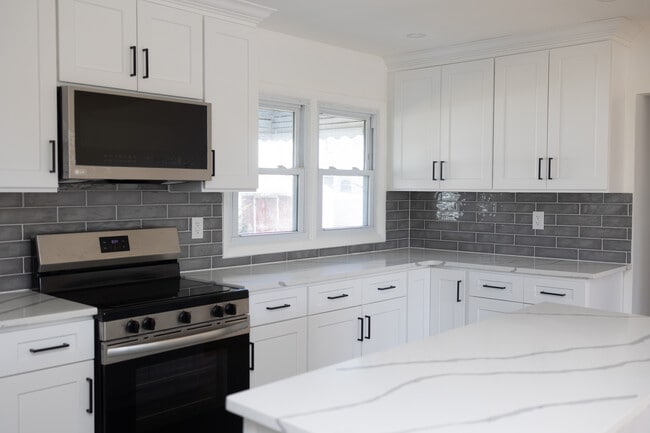 104 E Gates Ave in Lindenhurst, NY - Building Photo - Building Photo