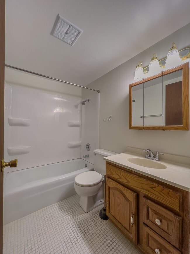 810 W Jackson St in Abingdon, IL - Building Photo - Building Photo