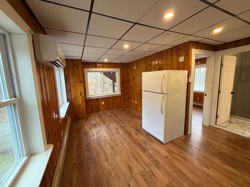 11 Pearl Ln in Farmington, NH - Building Photo