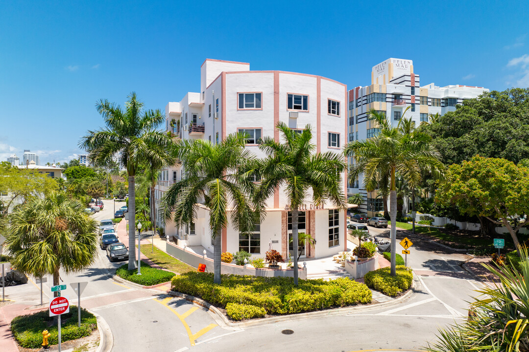 Mantell Plaza in Miami Beach, FL - Building Photo