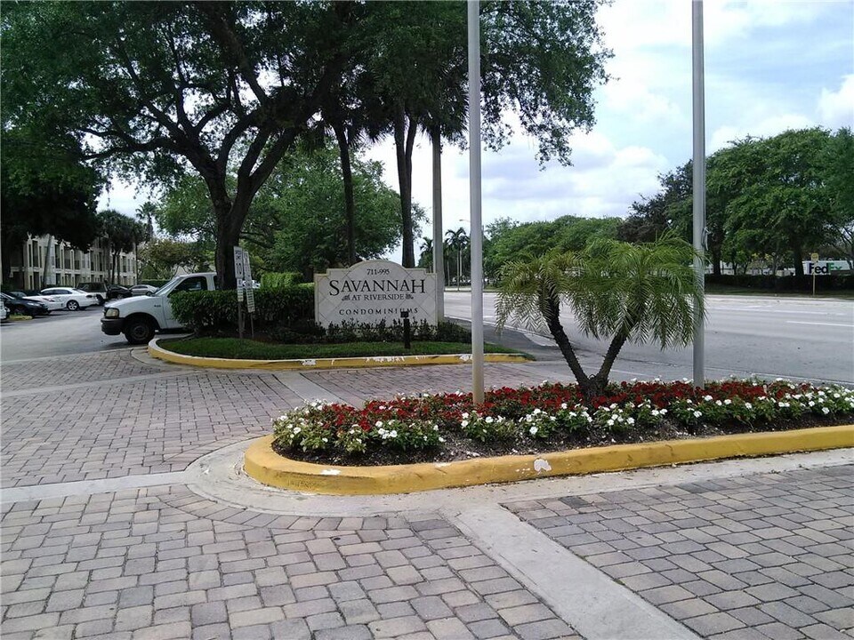 927 Riverside Dr, Unit 324 in Coral Springs, FL - Building Photo