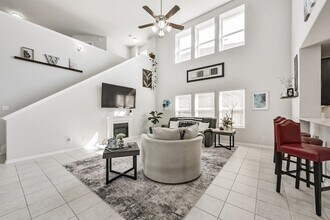 10018 Chase Ct in Baytown, TX - Foto de edificio - Building Photo