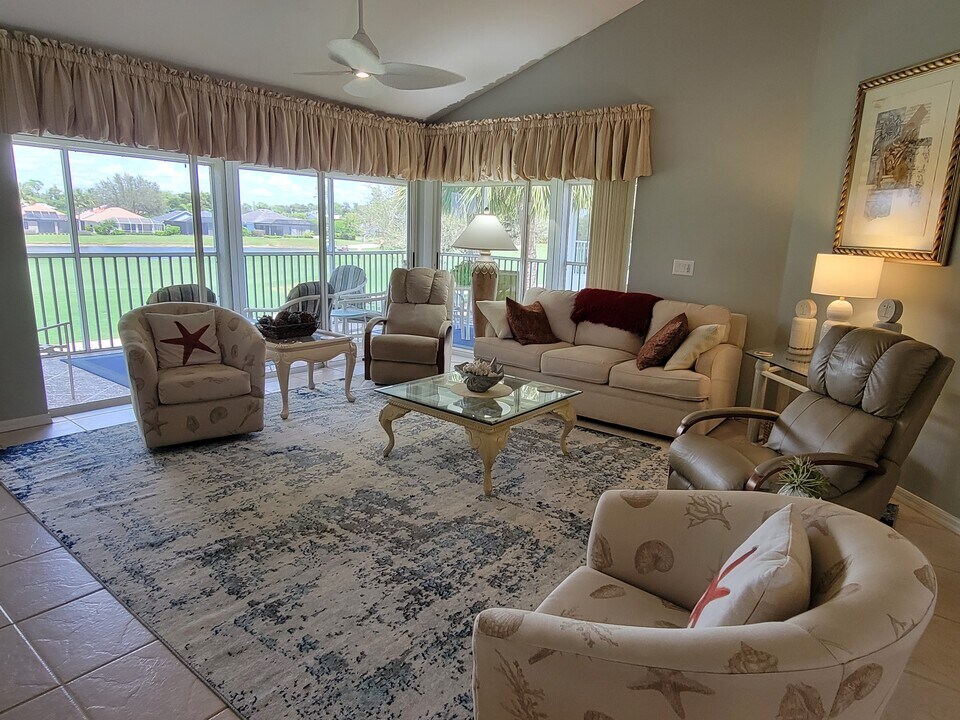 8371 Grand Palm Dr, Unit 3 in Estero, FL - Foto de edificio