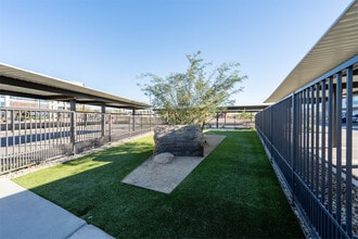 NOVEL Val Vista by Crescent Communities in Gilbert, AZ - Foto de edificio - Building Photo