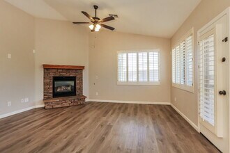 8026 S 48th Dr in Phoenix, AZ - Foto de edificio - Building Photo