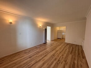 12000 Moorpark St in Los Angeles, CA - Foto de edificio - Building Photo