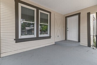 1906 Montezuma St in San Antonio, TX - Building Photo - Building Photo