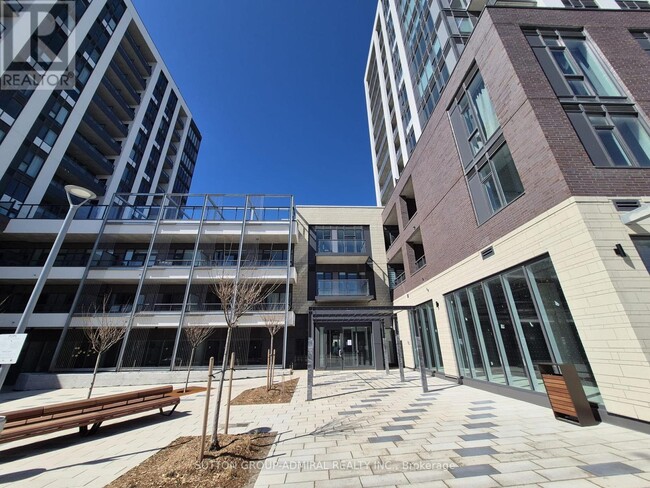 715 Davis Dr in Newmarket, ON - Building Photo - Building Photo