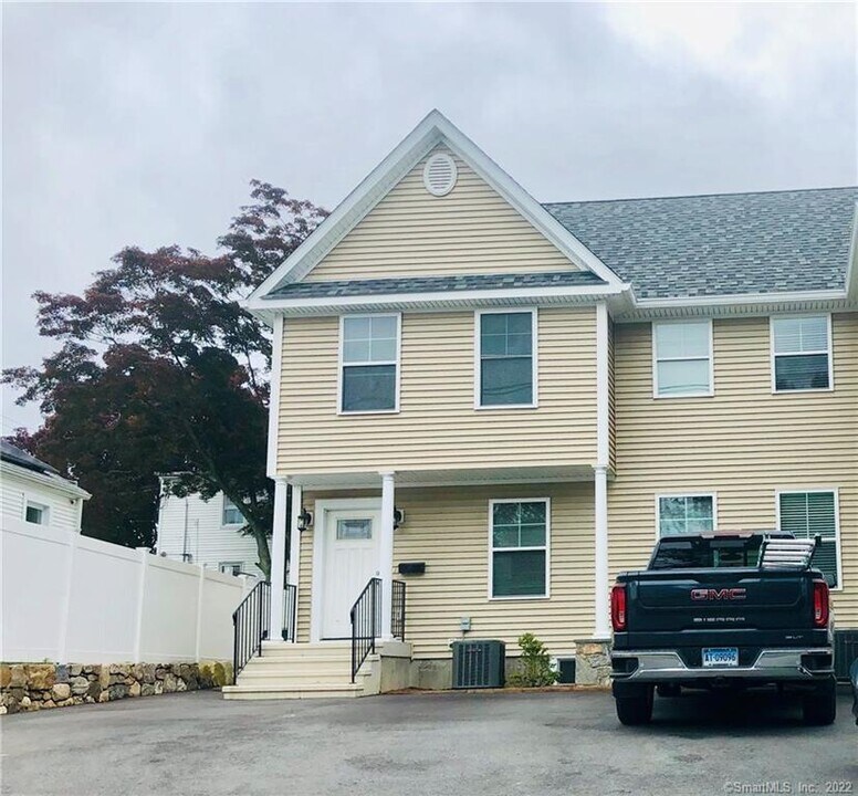 90 Stuart Ave in Norwalk, CT - Building Photo