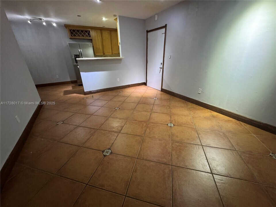 10786 N Kendall Dr in Miami, FL - Building Photo