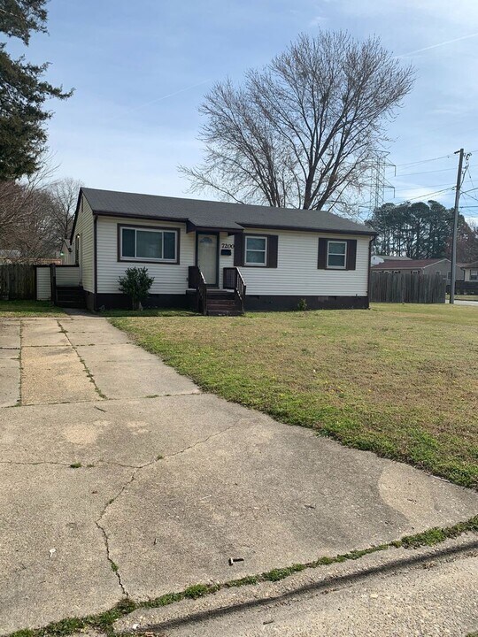 7200 Orcutt Ave in Newport News, VA - Building Photo