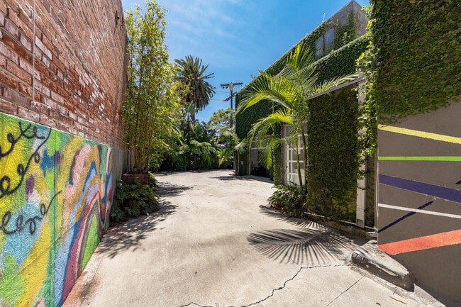 4870 W Adams Blvd, Unit # 0.5 in Los Angeles, CA - Building Photo - Building Photo