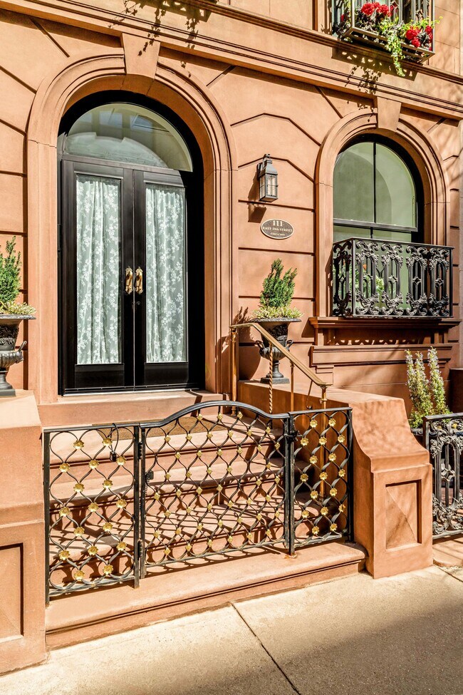 111 E 19th St in New York, NY - Building Photo - Building Photo