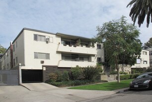 8221 De Longpre Ave in West Hollywood, CA - Building Photo
