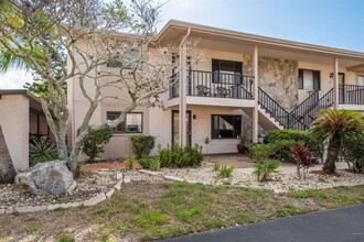 9910 Eagles Point Cir in Port Richey, FL - Building Photo - Building Photo