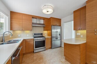 125 Bayview Ave in Belvedere, CA - Building Photo - Building Photo