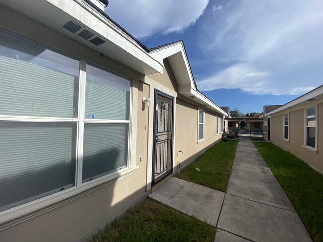 1701 W Douglas St, Unit 3 in Pharr, TX - Foto de edificio - Building Photo