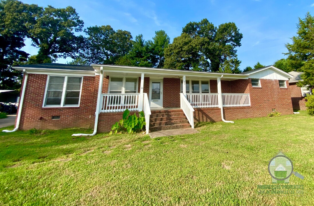 1409 W Parker Rd in Greenville, SC - Building Photo